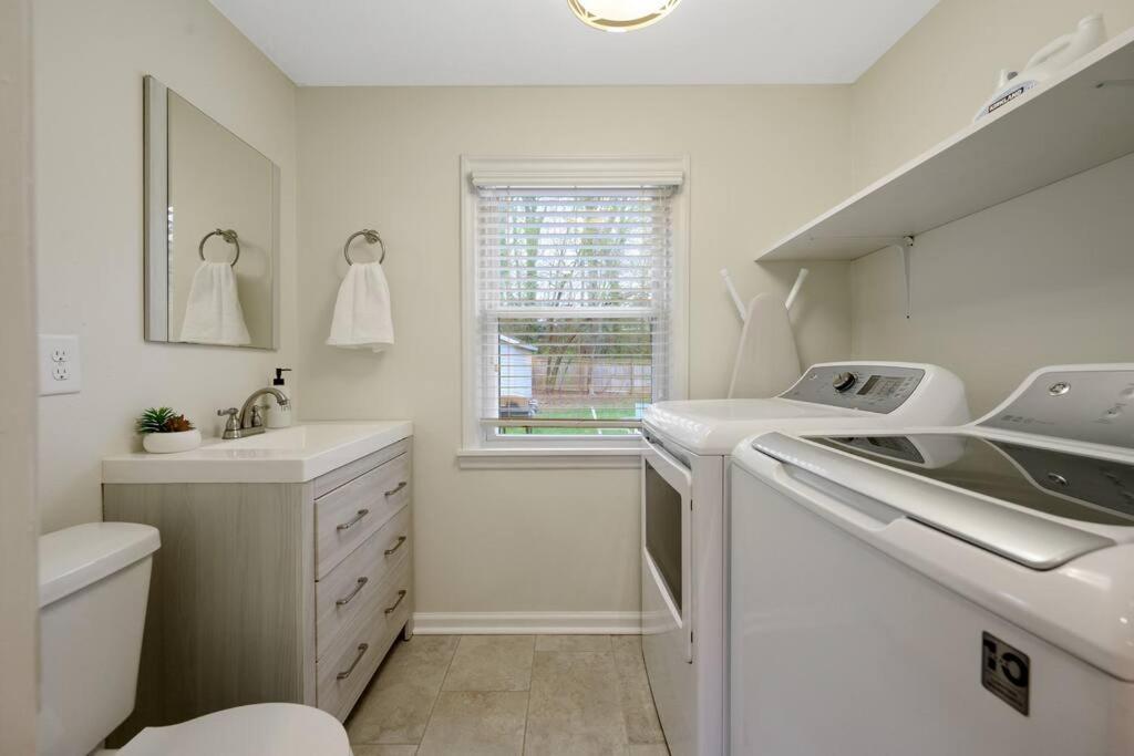 Cozy 3 Bedroom Cottage With Huge Fenced-In Yard Raleigh Exterior photo